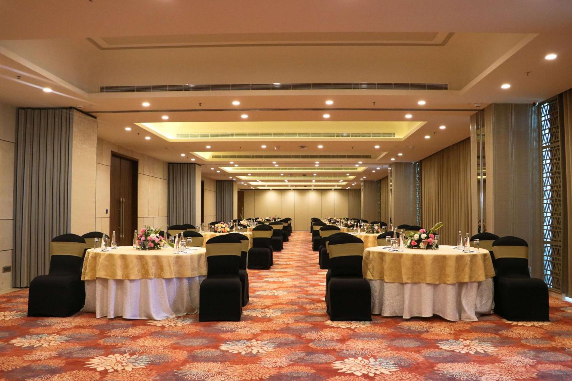 Gift City Club, A Member Of Radisson Individuals Gandhinagar Exterior foto